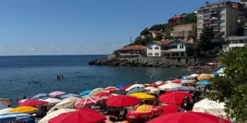 Zonguldak’ta sıcak hava bunalttı, vatandaşlar plaja akın etti