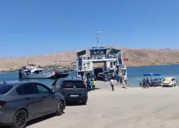 Yakıtı biten feribot çalışmalar sonucu iskeleye yanaştırıldı: Araçlar ve vatandaşlar tahliye edildi