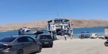 Yakıtı biten feribot çalışmalar sonucu iskeleye yanaştırıldı: Araçlar ve vatandaşlar tahliye edildi