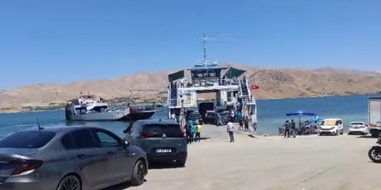 Yakıtı biten feribot çalışmalar sonucu iskeleye yanaştırıldı: Araçlar ve vatandaşlar tahliye edildi