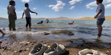 Ağrı’da kavurucu sıcakta tehlikeli serinlik: Çocuklar Patnos Barajı’na akın etti
