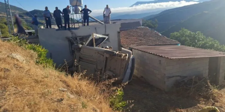 Belen’de hafif ticari araç evin bahçesine uçtu