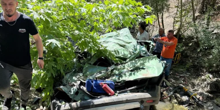 Çanakkale’de dere yatağına uçan araçtaki 2 kişi hayatını kaybetti