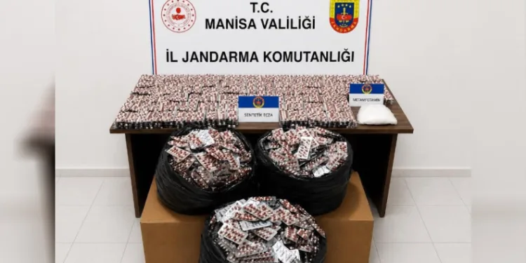 Otoyoldaki operasyonda bir araçta 59 bin adet hap ve 2 kiloya yakın uyuşturucu ele geçirildi