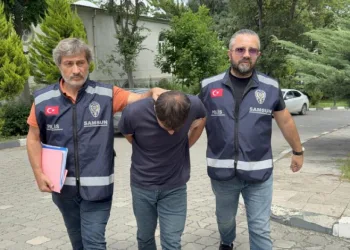 Samsun’da 1 buçuk milyonluk vurgun yapan sahte polis adliyeye sevk edildi