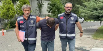 Samsun’da 1 buçuk milyonluk vurgun yapan sahte polis adliyeye sevk edildi