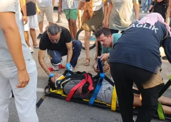 Sürüklenen motosiklet yayaların arasına daldı: 3 yaralı