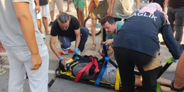 Sürüklenen motosiklet yayaların arasına daldı: 3 yaralı