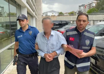 Tramvayda hayasızca harekette bulunan yaşlı adama gözaltı