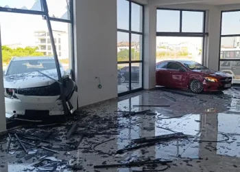 Çarpışan otomobiller hızını alamayıp iki ayrı kapıdan iş yerine girdi o anlar güvenlik kamerasına yansıdı