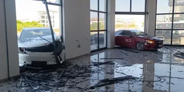 Çarpışan otomobiller hızını alamayıp iki ayrı kapıdan iş yerine girdi