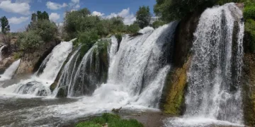 Muradiye Şelalesi’ne Ziyaretçi Akını