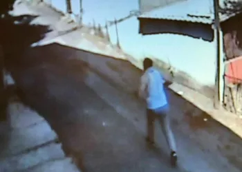 ‘Dur’ ihtarına uymayan sürücü, kadınları araçta bırakıp kaçtı