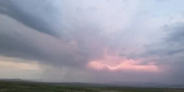 Van’da yağmurla birlikte şimşekler geceyi aydınlattı