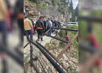 Trabzon Çal Mağarası önündeki korkuluklar kırıldı, 2 turist yamaçtan düşerek yaralandı