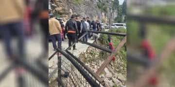 Trabzon Çal Mağarası önündeki korkuluklar kırıldı, 2 turist yamaçtan düşerek yaralandı