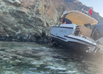 Sürüklenen tekne kayalıklara çarptı