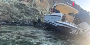 Sürüklenen tekne kayalıklara çarptı