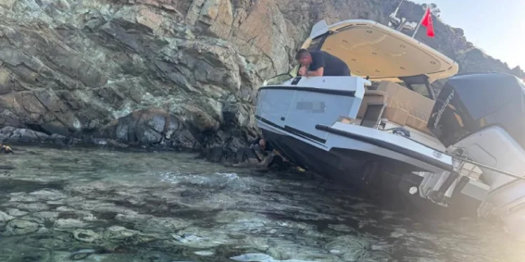 Sürüklenen tekne kayalıklara çarptı