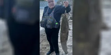 Meriç Nehri’nde yakaladığı 30 kiloluk yayın balığını nehirde oltası ile gezdirdi