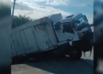 Tır bariyerlere çarpıp devrildi: Sürücü yaralandı