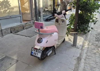 Pembe motosikletin arkasına yapıştırılan ilginç yazı dikkat çekti