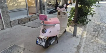 Pembe motosikletin arkasına yapıştırılan ilginç yazı dikkat çekti