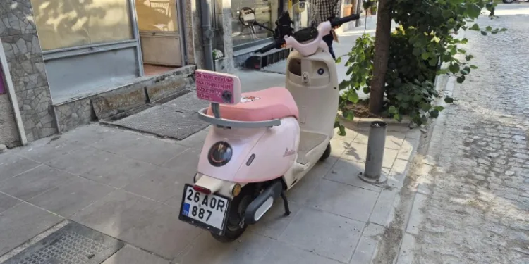 Pembe motosikletin arkasına yapıştırılan ilginç yazı dikkat çekti