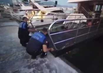 Tur teknesi çalışanlarının birbirine girdiği kavga anı görüntülendi