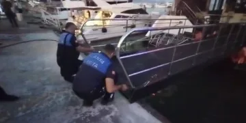 Tur teknesi çalışanlarının birbirine girdiği kavga anı görüntülendi