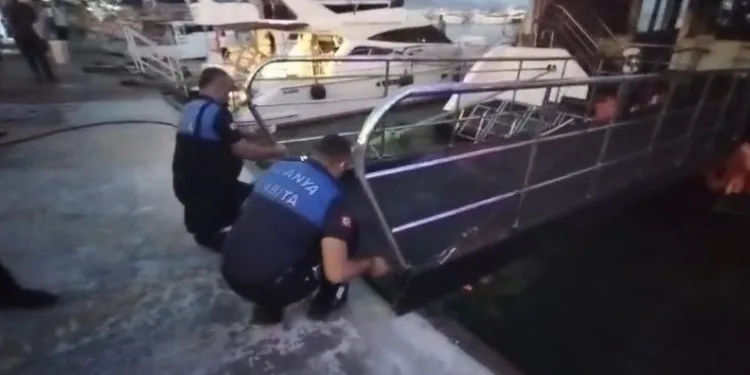 Tur teknesi çalışanlarının birbirine girdiği kavga anı görüntülendi