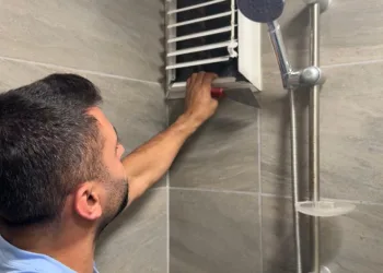 Günlerdir mahsur kalan güvercini kurtarmak için pencereyi söktü