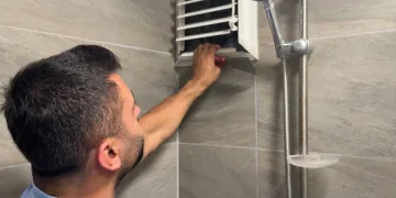 Günlerdir mahsur kalan güvercini kurtarmak için pencereyi söktü