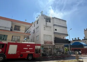 Antalya’da yangında ev sahibi ve bir itfaiye eri dumandan etkilendi