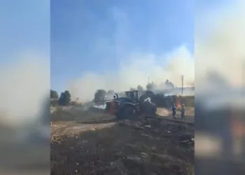Kütahya’da otluk alan yangını ormana sıçramadan söndürüldü