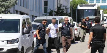 20 yıllık faili meçhul bakkal cinayetinin şüphelileri adliyeye sevk edildi