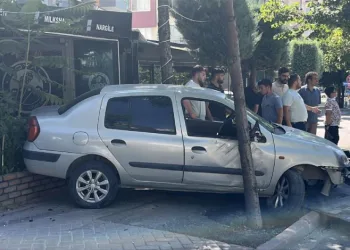Kontrolden çıkan otomobil iş yerine daldı