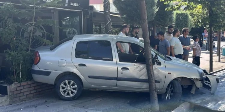 Kontrolden çıkan otomobil iş yerine daldı