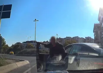 Beylikdüzü’nde trafik magandası taksicinin önünü kesip aracını yumrukladı