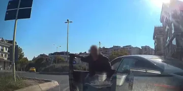 Beylikdüzü’nde trafik magandası taksicinin önünü kesip aracını yumrukladı