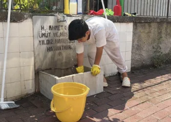 Yaşıtları oyun oynarken, O, şehit mezarlıkları ve çeşmeleri temizliyor