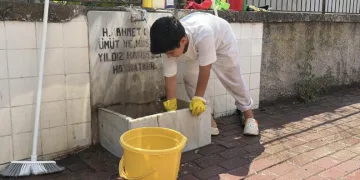 Yaşıtları oyun oynarken, O, şehit mezarlıkları ve çeşmeleri temizliyor