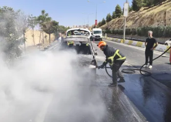 Mardin’de seyir halindeki otomobil yandı