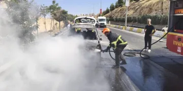 Mardin’de seyir halindeki otomobil yandı