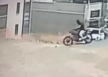 Yüzünü maske takarak gizleyen hırsız, motosikleti kendi malıymış gibi alıp gitti