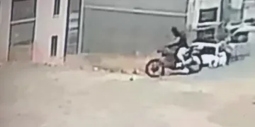 Yüzünü maske takarak gizleyen hırsız, motosikleti kendi malıymış gibi alıp gitti