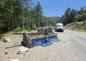 Domaniç’te beton parçaları yüklü traktör vadiye yuvarlandı, sürücüsü yaralandı