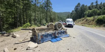 Domaniç’te beton parçaları yüklü traktör vadiye yuvarlandı, sürücüsü yaralandı