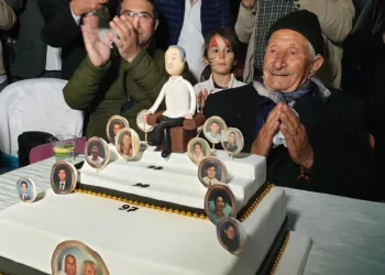 100 yaşına giren Ali dedeye doğum günü sürprizi