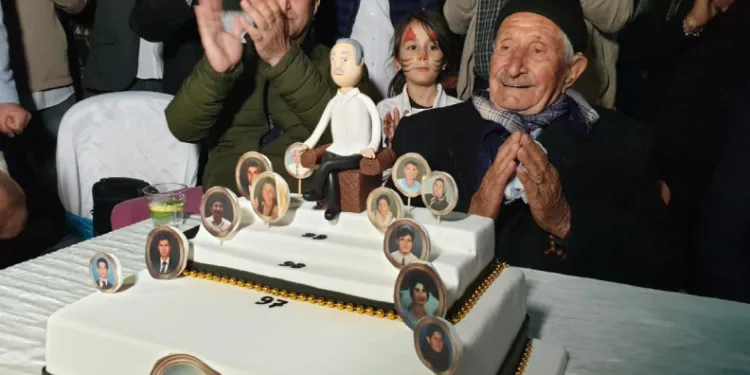 100 yaşına giren Ali dedeye doğum günü sürprizi